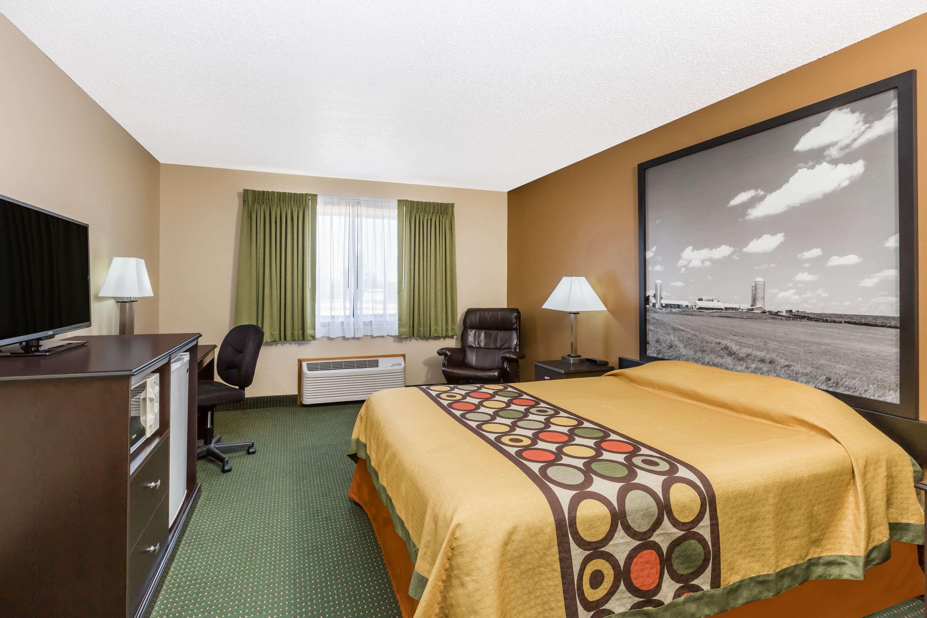 Super 8 By Wyndham Hotel